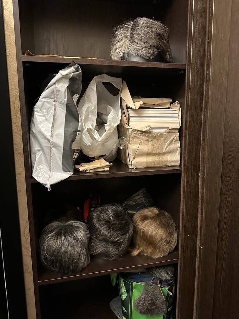 Gambar buram dikatakan menggambarkan kepala yang terpenggal. Ini dilaporkan sebagai salah satu foto berbingkai di rumah besar Prigozhin.(Tangkapan layar twitter @JuliaDavisNews) Gambar buram dikatakan menggambarkan kepala yang terpenggal. Ini dilaporkan sebagai salah satu foto berbingkai di rumah besar Prigozhin.(Tangkapan layar twitter @JuliaDavisNews)