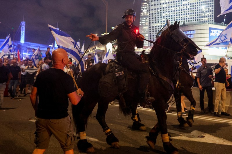 Orang-orang mengambil bagian dalam demonstrasi setelah kepala polisi Tel Aviv berhenti dengan alasan campur tangan pemerintah terhadap pengunjuk rasa anti-pemerintah di Tel Aviv, Israel, 6 Juli 2023. (REUTERS/Nir Elias)