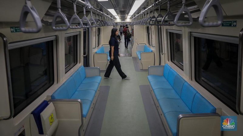 Suasana LRT (Jabodebek) Dukuh Atas, Jakarta, Kamis (6/7/2023). (CNBC Indonesia/Faisal Rahman)