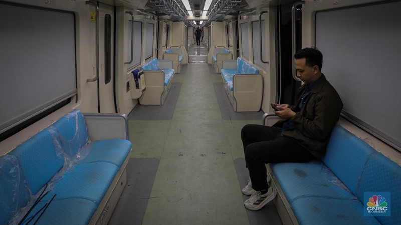 Suasana LRT (Jabodebek) Dukuh Atas, Jakarta, Kamis (6/7/2023). (CNBC Indonesia/Faisal Rahman)