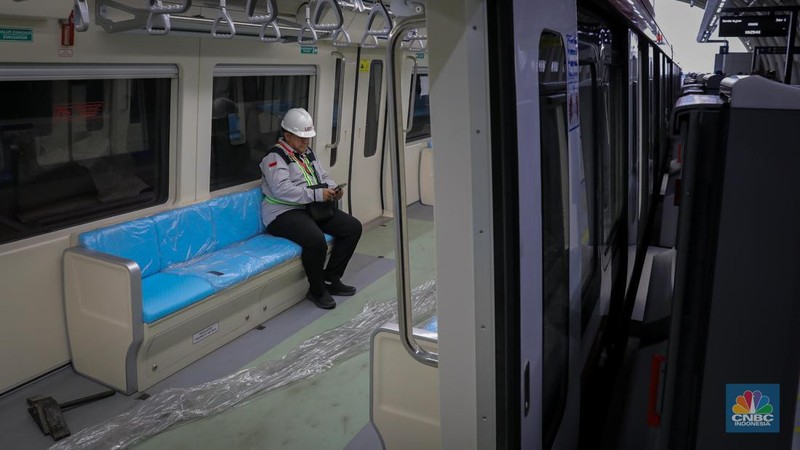Suasana LRT (Jabodebek) Dukuh Atas, Jakarta, Kamis (6/7/2023). (CNBC Indonesia/Faisal Rahman)