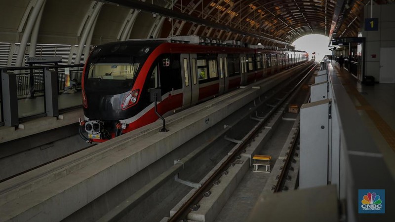 Suasana Stasiun LRT (Jabodebek) Dukuh Atas, Jakarta, Kamis (6/7/2023). (CNBC Indonesia/Faisal Rahman)