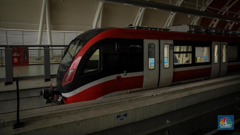 Suasana Stasiun LRT (Jabodebek) Dukuh Atas, Jakarta, Kamis (6/7/2023). (CNBC Indonesia/Faisal Rahman)