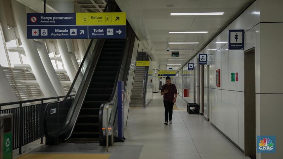 Suasana Stasiun LRT (Jabodebek) Dukuh Atas, Jakarta, Kamis (6/7/2023). (CNBC Indonesia/Faisal Rahman)