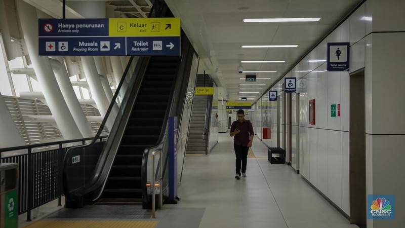 Suasana Stasiun LRT (Jabodebek) Dukuh Atas, Jakarta, Kamis (6/7/2023). (CNBC Indonesia/Faisal Rahman)