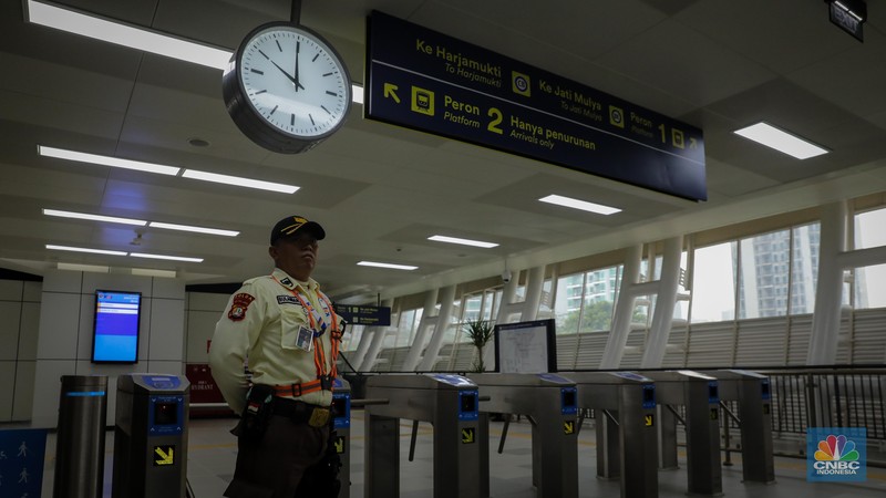 Suasana Stasiun LRT (Jabodebek) Dukuh Atas, Jakarta, Kamis (6/7/2023). (CNBC Indonesia/Faisal Rahman)