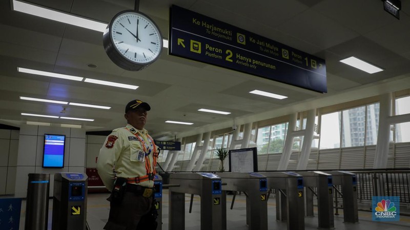 Suasana Stasiun LRT (Jabodebek) Dukuh Atas, Jakarta, Kamis (6/7/2023). (CNBC Indonesia/Faisal Rahman)
