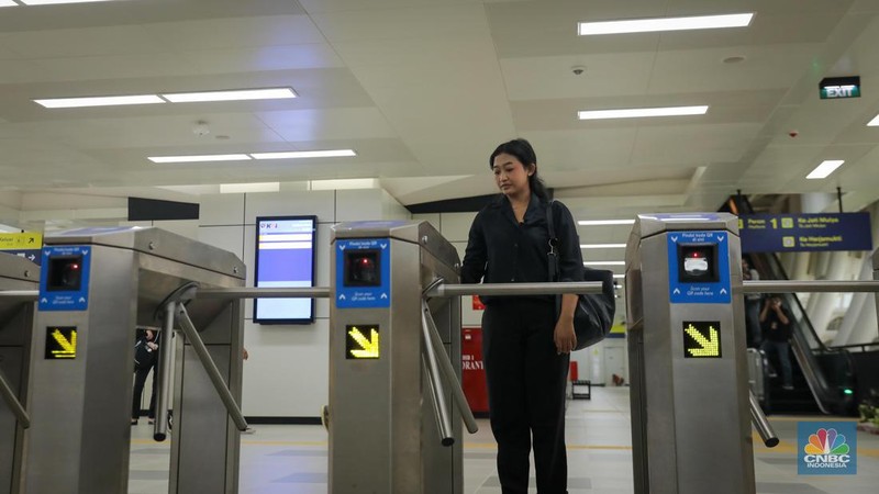 Suasana Stasiun LRT (Jabodebek) Dukuh Atas, Jakarta, Kamis (6/7/2023). (CNBC Indonesia/Faisal Rahman)