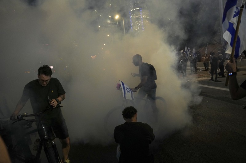 Orang-orang mengambil bagian dalam demonstrasi setelah kepala polisi Tel Aviv berhenti dengan alasan campur tangan pemerintah terhadap pengunjuk rasa anti-pemerintah di Tel Aviv, Israel, 6 Juli 2023. Orang-orang mengambil bagian dalam demonstrasi setelah kepala polisi Tel Aviv berhenti dengan alasan campur tangan pemerintah terhadap pengunjuk rasa anti-pemerintah di Tel Aviv, Israel, 6 Juli 2023. (REUTERS/Nir Elias)