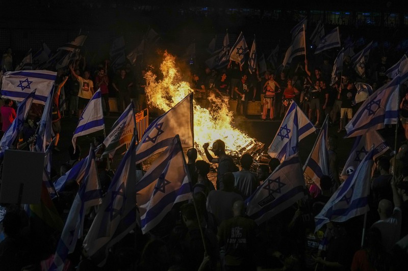 Orang-orang mengambil bagian dalam demonstrasi setelah kepala polisi Tel Aviv berhenti dengan alasan campur tangan pemerintah terhadap pengunjuk rasa anti-pemerintah di Tel Aviv, Israel, 6 Juli 2023. Orang-orang mengambil bagian dalam demonstrasi setelah kepala polisi Tel Aviv berhenti dengan alasan campur tangan pemerintah terhadap pengunjuk rasa anti-pemerintah di Tel Aviv, Israel, 6 Juli 2023. (REUTERS/Nir Elias)
