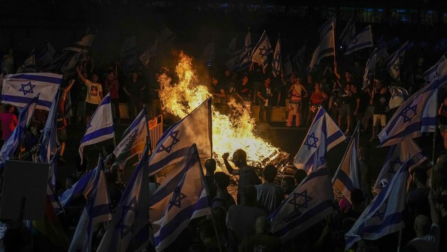 Warga Israel memprotes rencana pemerintah Perdana Menteri Benjamin Netanyahu untuk merombak sistem peradilan, memblokir jalan bebas hambatan di Tel Aviv, Israel, Rabu, 5 Juli 2023. Ribuan pengunjuk rasa telah memblokir jalan raya utama Tel Aviv dan persimpangan utama di seluruh Israel, secara spontan ledakan kemarahan menyusul pemecatan kepala polisi kota yang populer. (AP Photo/Ohad Zwigenberg)