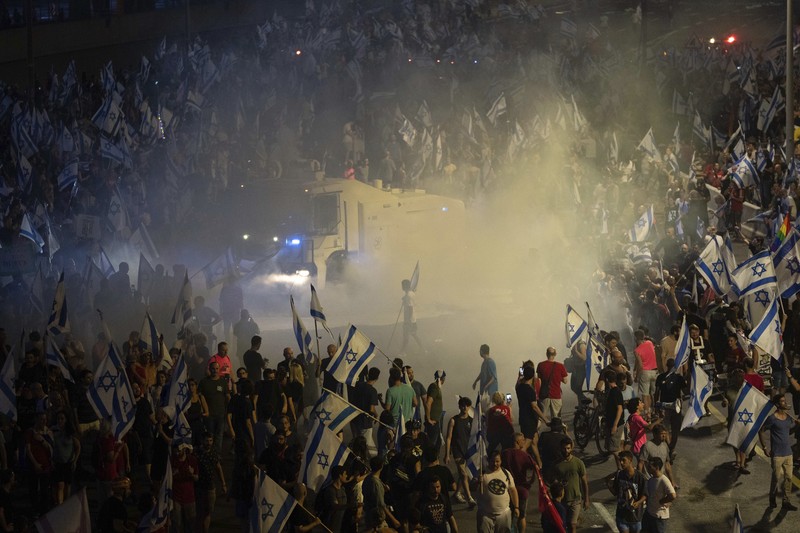 Orang-orang mengambil bagian dalam demonstrasi setelah kepala polisi Tel Aviv berhenti dengan alasan campur tangan pemerintah terhadap pengunjuk rasa anti-pemerintah di Tel Aviv, Israel, 6 Juli 2023. Orang-orang mengambil bagian dalam demonstrasi setelah kepala polisi Tel Aviv berhenti dengan alasan campur tangan pemerintah terhadap pengunjuk rasa anti-pemerintah di Tel Aviv, Israel, 6 Juli 2023. (REUTERS/Nir Elias)