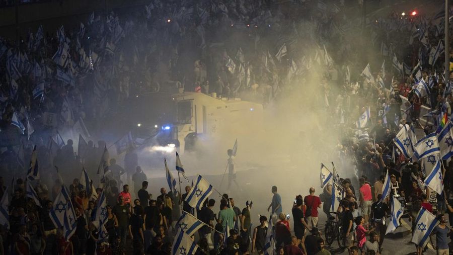 Warga Israel memprotes rencana pemerintah Perdana Menteri Benjamin Netanyahu untuk merombak sistem peradilan, memblokir jalan bebas hambatan di Tel Aviv, Israel, Rabu, 5 Juli 2023. Ribuan pengunjuk rasa telah memblokir jalan raya utama Tel Aviv dan persimpangan utama di seluruh Israel dalam ledakan spontan kemarahan setelah pemecatan kepala polisi populer kota. (AP Photo/Oded Balilty)