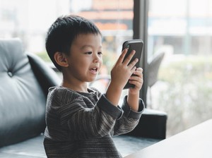 Kesepian Jadi Penyebab Anak Kecanduan Gadget