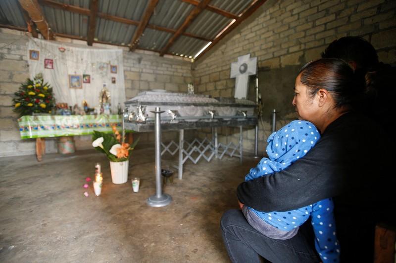 Pihak berwenang dan sukarelawan bekerja di lokasi di mana sebuah bus yang melakukan perjalanan dari Mexico City melalui negara bagian Oaxaca selatan menabrak jurang yang menewaskan beberapa orang, di Magdalena Penasco, Meksiko 5 Juli 2023. Pihak berwenang dan sukarelawan bekerja di lokasi di mana sebuah bus yang melakukan perjalanan dari Mexico City melalui negara bagian Oaxaca selatan menabrak jurang yang menewaskan beberapa orang, di Magdalena Penasco, Meksiko 5 Juli 2023. (REUTERS/Jose de Jesus Cortes)