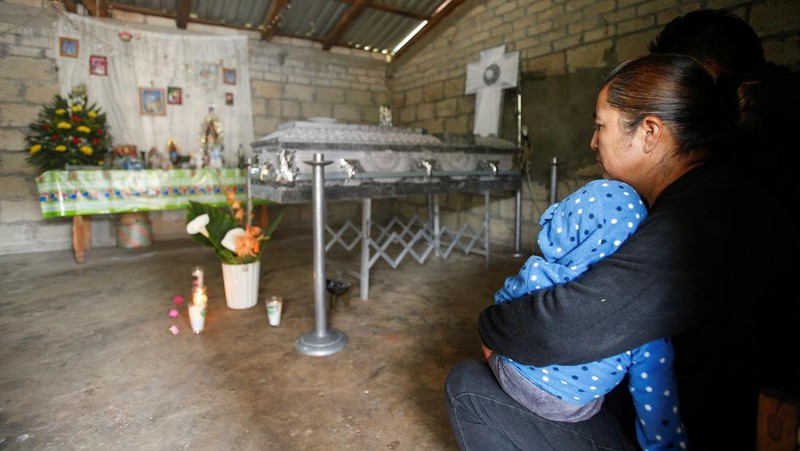 Pihak berwenang dan sukarelawan bekerja di lokasi di mana sebuah bus yang melakukan perjalanan dari Mexico City melalui negara bagian Oaxaca selatan menabrak jurang yang menewaskan beberapa orang, di Magdalena Penasco, Meksiko 5 Juli 2023. (REUTERS/Jose de Jesus Cortes)