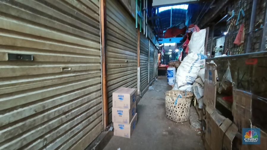 Pasar yang berada di bawah PD Pasar Jaya itu dulunya disebut-sebut sebagai pasar tradisional di Asia Tenggara, namun kini justru sepi pengunjung. (CNBC Indonesia/Ferry Sandi)