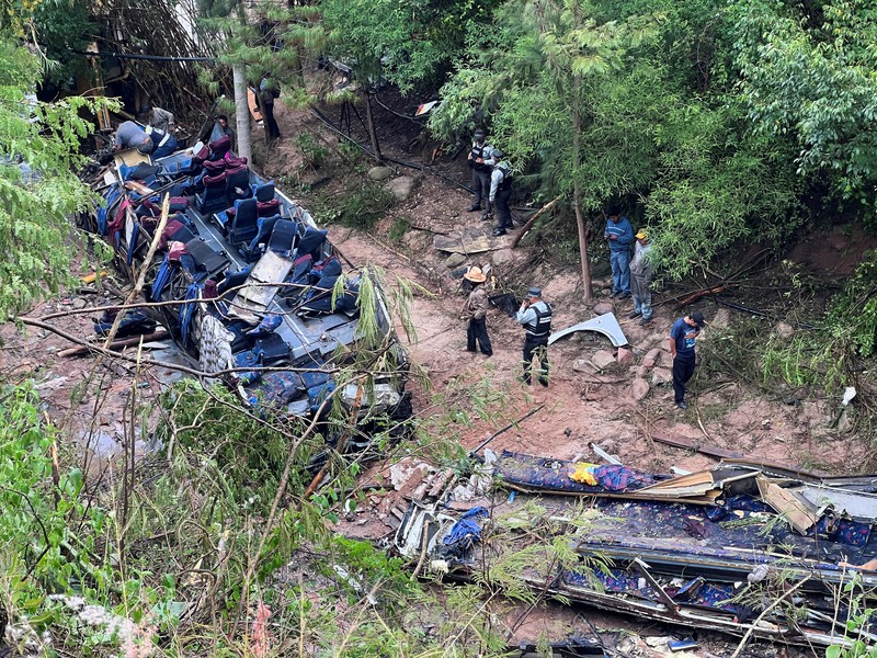 Pihak berwenang dan sukarelawan bekerja di lokasi di mana sebuah bus yang melakukan perjalanan dari Mexico City melalui negara bagian Oaxaca selatan menabrak jurang yang menewaskan beberapa orang, di Magdalena Penasco, Meksiko 5 Juli 2023. Pihak berwenang dan sukarelawan bekerja di lokasi di mana sebuah bus yang melakukan perjalanan dari Mexico City melalui negara bagian Oaxaca selatan menabrak jurang yang menewaskan beberapa orang, di Magdalena Penasco, Meksiko 5 Juli 2023. (REUTERS/Jose de Jesus Cortes)