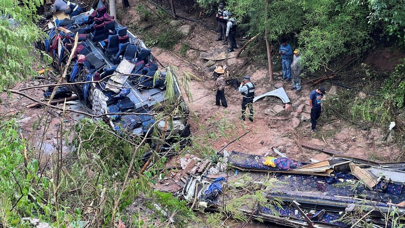 Pihak berwenang dan sukarelawan bekerja di lokasi di mana sebuah bus yang melakukan perjalanan dari Mexico City melalui negara bagian Oaxaca selatan menabrak jurang yang menewaskan beberapa orang, di Magdalena Penasco, Meksiko 5 Juli 2023. (REUTERS/Jose de Jesus Cortes)
