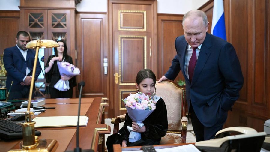 Raisat Akimova, seorang gadis berusia 8 tahun dari Derbent, dan orang tuanya Akhmet dan Kultum Aipovs menghadiri pertemuan dengan Presiden Rusia Vladimir Putin di Kremlin di Moskow, Rusia 4 Juli 2023. Raisat gagal menemui kepala negara selama kunjungannya perjalanan kerja ke Republik Dagestan di mana dia juga berbicara dengan penduduk setempat. (Sputnik/Alexander Kazakov/Kremlin via REUTERS)