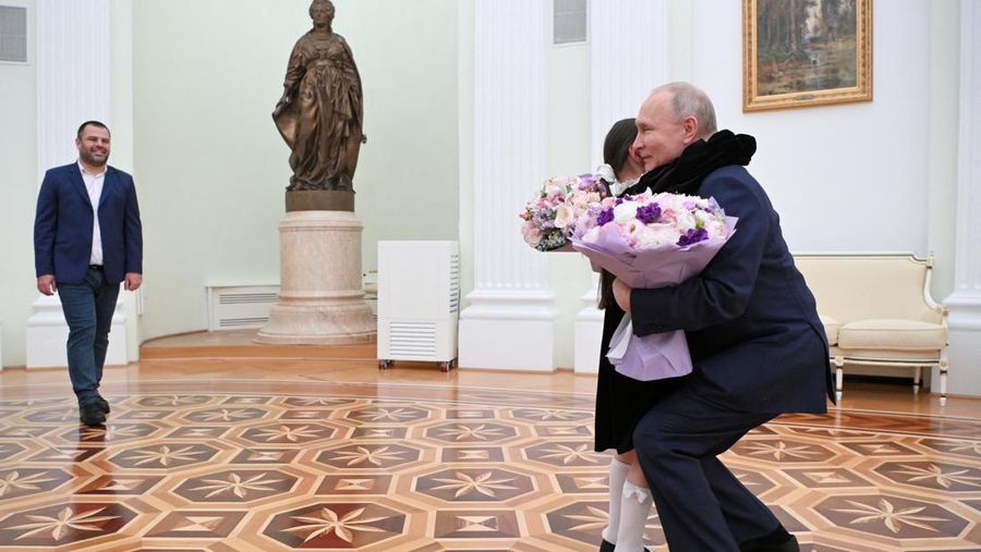 Raisat Akimova, seorang gadis berusia 8 tahun dari Derbent, dan orang tuanya Akhmet dan Kultum Aipovs menghadiri pertemuan dengan Presiden Rusia Vladimir Putin di Kremlin di Moskow, Rusia 4 Juli 2023. Raisat gagal menemui kepala negara selama kunjungannya perjalanan kerja ke Republik Dagestan di mana dia juga berbicara dengan penduduk setempat. (Sputnik/Alexander Kazakov/Kremlin via REUTERS)