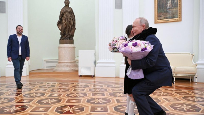 Raisat Akimova, seorang gadis berusia 8 tahun dari Derbent, dan orang tuanya Akhmet dan Kultum Aipovs menghadiri pertemuan dengan Presiden Rusia Vladimir Putin di Kremlin di Moskow, Rusia 4 Juli 2023. Raisat gagal menemui kepala negara selama kunjungannya perjalanan kerja ke Republik Dagestan di mana dia juga berbicara dengan penduduk setempat. (Sputnik/Alexander Kazakov/Kremlin via REUTERS)