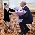 Langka! Momen Putin Peluk Erat Gadis 8 Tahun & Senyum Mesra