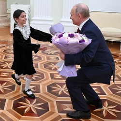 Langka! Momen Putin Peluk Erat Gadis 8 Tahun & Senyum Mesra