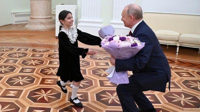 Raisat Akimova, seorang gadis berusia 8 tahun dari Derbent, dan orang tuanya Akhmet dan Kultum Aipovs menghadiri pertemuan dengan Presiden Rusia Vladimir Putin di Kremlin di Moskow, Rusia 4 Juli 2023. Raisat gagal menemui kepala negara selama kunjungannya perjalanan kerja ke Republik Dagestan di mana dia juga berbicara dengan penduduk setempat. (Sputnik/Alexander Kazakov/Kremlin via REUTERS)