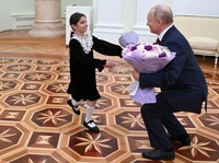 Langka! Momen Putin Peluk Erat Gadis 8 Tahun & Senyum Mesra