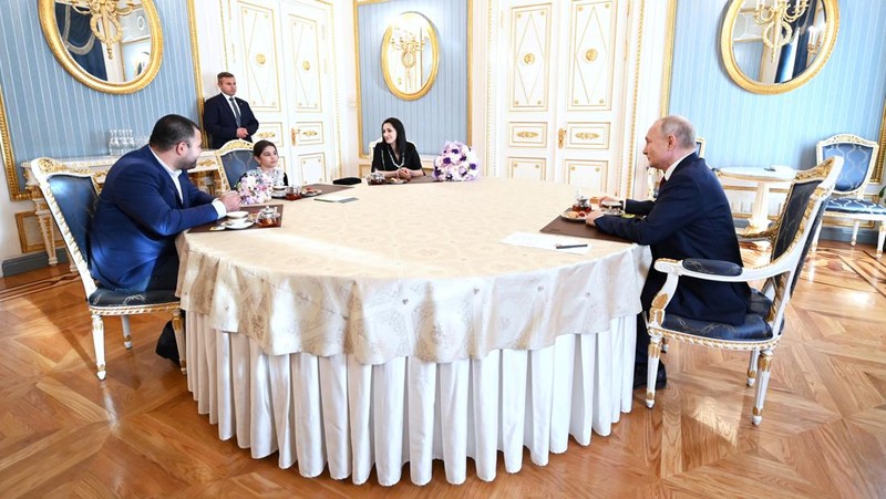 Raisat Akimova, seorang gadis berusia 8 tahun dari Derbent, dan orang tuanya Akhmet dan Kultum Aipovs menghadiri pertemuan dengan Presiden Rusia Vladimir Putin di Kremlin di Moskow, Rusia 4 Juli 2023. Raisat gagal menemui kepala negara selama kunjungannya perjalanan kerja ke Republik Dagestan di mana dia juga berbicara dengan penduduk setempat. (Sputnik/Alexander Kazakov/Kremlin via REUTERS)