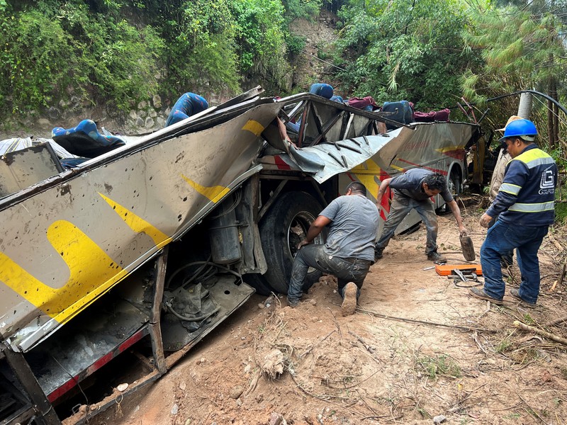 Pihak berwenang dan sukarelawan bekerja di lokasi di mana sebuah bus yang melakukan perjalanan dari Mexico City melalui negara bagian Oaxaca selatan menabrak jurang yang menewaskan beberapa orang, di Magdalena Penasco, Meksiko 5 Juli 2023. Pihak berwenang dan sukarelawan bekerja di lokasi di mana sebuah bus yang melakukan perjalanan dari Mexico City melalui negara bagian Oaxaca selatan menabrak jurang yang menewaskan beberapa orang, di Magdalena Penasco, Meksiko 5 Juli 2023. (REUTERS/Jose de Jesus Cortes)