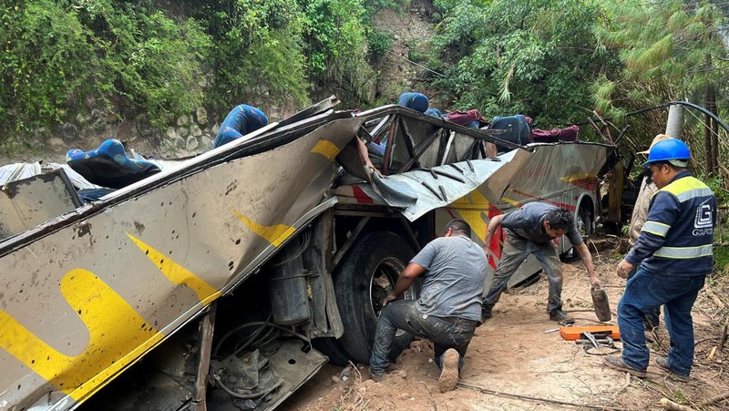 Pihak berwenang dan sukarelawan bekerja di lokasi di mana sebuah bus yang melakukan perjalanan dari Mexico City melalui negara bagian Oaxaca selatan menabrak jurang yang menewaskan beberapa orang, di Magdalena Penasco, Meksiko 5 Juli 2023. (REUTERS/Jose de Jesus Cortes)
