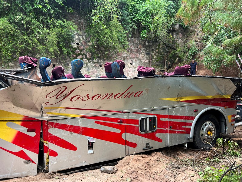 Pihak berwenang dan sukarelawan bekerja di lokasi di mana sebuah bus yang melakukan perjalanan dari Mexico City melalui negara bagian Oaxaca selatan menabrak jurang yang menewaskan beberapa orang, di Magdalena Penasco, Meksiko 5 Juli 2023. Pihak berwenang dan sukarelawan bekerja di lokasi di mana sebuah bus yang melakukan perjalanan dari Mexico City melalui negara bagian Oaxaca selatan menabrak jurang yang menewaskan beberapa orang, di Magdalena Penasco, Meksiko 5 Juli 2023. (REUTERS/Jose de Jesus Cortes)