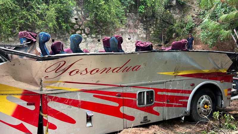 Pihak berwenang dan sukarelawan bekerja di lokasi di mana sebuah bus yang melakukan perjalanan dari Mexico City melalui negara bagian Oaxaca selatan menabrak jurang yang menewaskan beberapa orang, di Magdalena Penasco, Meksiko 5 Juli 2023. (REUTERS/Jose de Jesus Cortes)