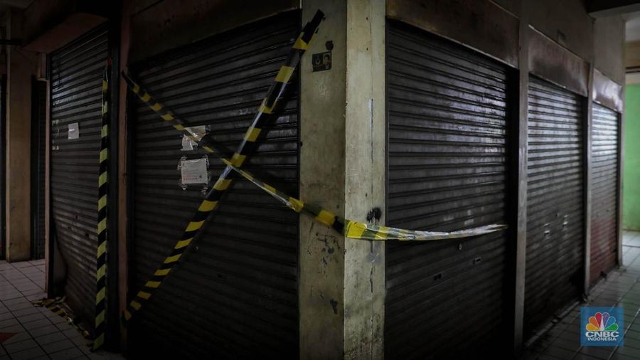 Sejumlah kios terpasang stiker bertuliskan disewakan atau dijual di Pasar Mampamg, Jakarta Selatan, Jumat (7/7/2023). (CNCB Indonesia/Faisal Rahman)
