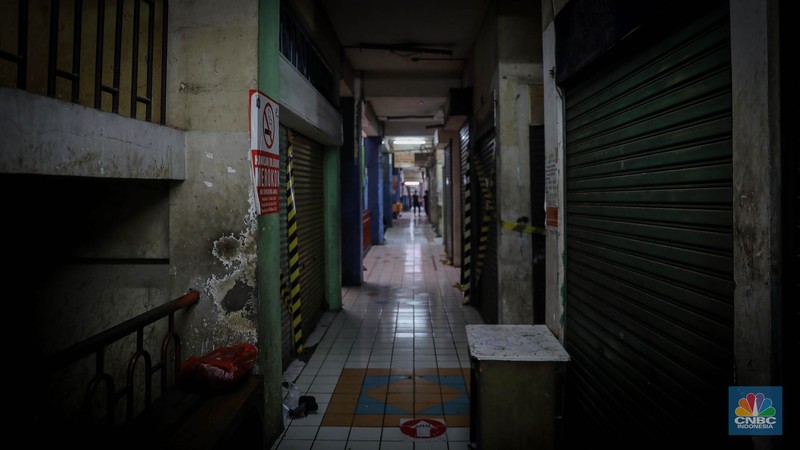 Sejumlah kios terpasang stiker bertuliskan disewakan atau dijual di Pasar Mampamg, Jakarta Selatan, Jumat (7/7/2023). (CNCB Indonesia/Faisal Rahman) Sejumlah kios terpasang stiker bertuliskan disewakan atau dijual di Pasar Mampamg, Jakarta Selatan, Jumat (7/7/2023). (CNCB Indonesia/Faisal Rahman)
