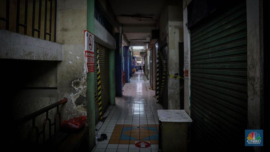 Sejumlah kios terpasang stiker bertuliskan disewakan atau dijual di Pasar Mampamg, Jakarta Selatan, Jumat (7/7/2023). (CNCB Indonesia/Faisal Rahman)