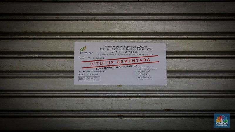 Sejumlah kios terpasang stiker bertuliskan disewakan atau dijual di Pasar Mampamg, Jakarta Selatan, Jumat (7/7/2023). (CNCB Indonesia/Faisal Rahman) Sejumlah kios terpasang stiker bertuliskan disewakan atau dijual di Pasar Mampamg, Jakarta Selatan, Jumat (7/7/2023). (CNCB Indonesia/Faisal Rahman)