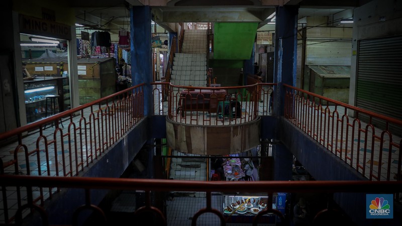 Sejumlah kios terpasang stiker bertuliskan disewakan atau dijual di Pasar Mampamg, Jakarta Selatan, Jumat (7/7/2023). (CNCB Indonesia/Faisal Rahman)