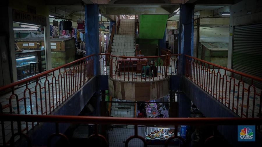 Sejumlah kios terpasang stiker bertuliskan disewakan atau dijual di Pasar Mampamg, Jakarta Selatan, Jumat (7/7/2023). (CNCB Indonesia/Faisal Rahman)