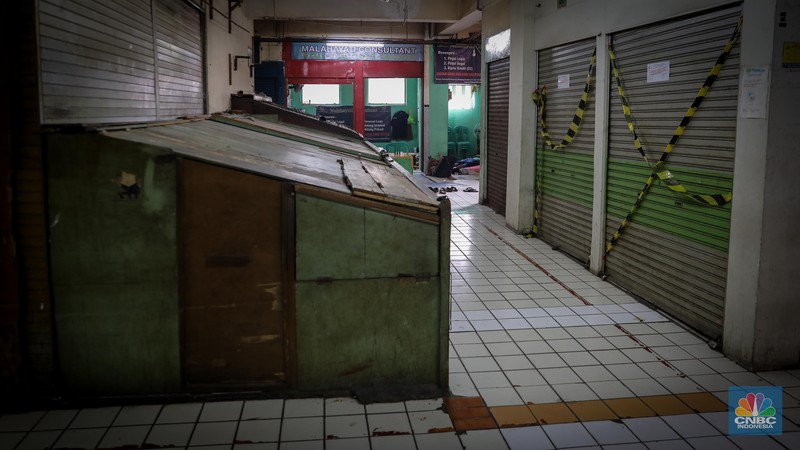 Sejumlah kios terpasang stiker bertuliskan disewakan atau dijual di Pasar Mampamg, Jakarta Selatan, Jumat (7/7/2023). (CNCB Indonesia/Faisal Rahman)