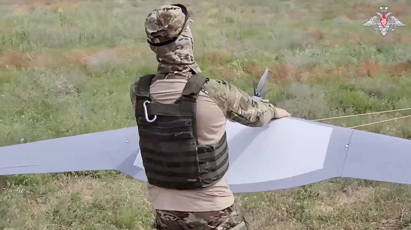 Tentara Rusia melakukan uji coba senjata baru yakni Albatross sebuah drone yang dapat di terbangkan dengan jarak jauh. Tentara Rusia melakukan uji coba senjata baru yakni Albatross sebuah drone yang dapat di terbangkan dengan jarak jauh. (Tangkapan Layar Video Kementerian Pertahanan Rusia)