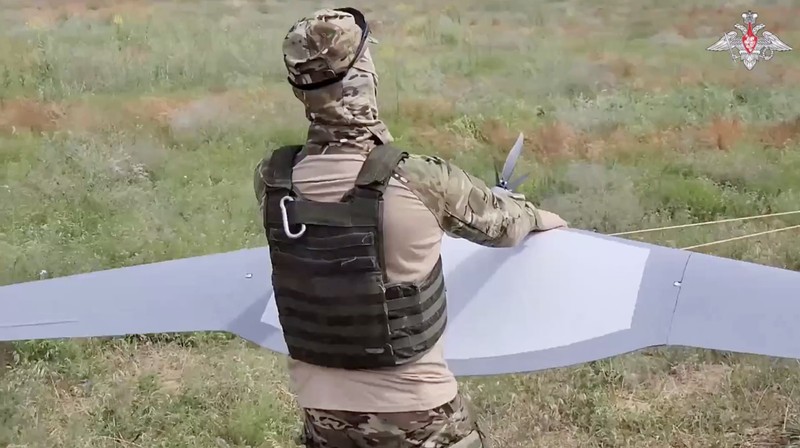 Tentara Rusia melakukan uji coba senjata baru yakni Albatross sebuah drone yang dapat di terbangkan dengan jarak jauh. (Tangkapan Layar Video Kementerian Pertahanan Rusia)