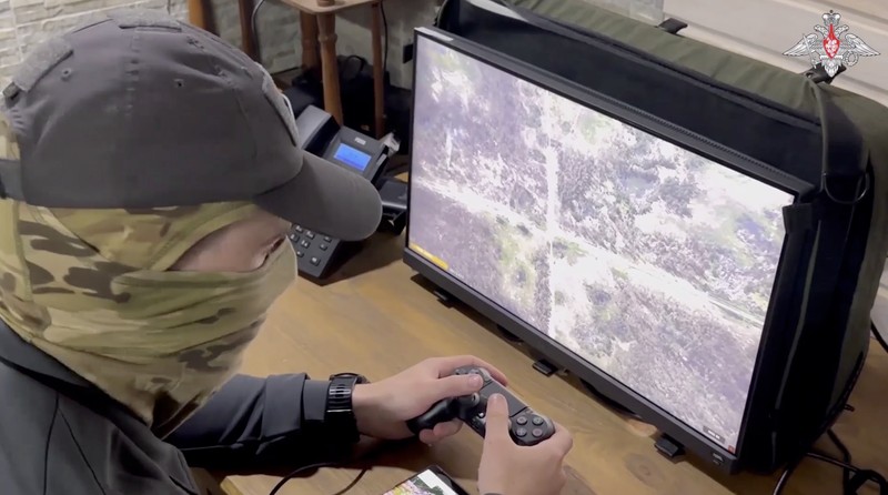 Tentara Rusia melakukan uji coba senjata baru yakni Albatross sebuah drone yang dapat di terbangkan dengan jarak jauh. Tentara Rusia melakukan uji coba senjata baru yakni Albatross sebuah drone yang dapat di terbangkan dengan jarak jauh. (Tangkapan Layar Video Kementerian Pertahanan Rusia)