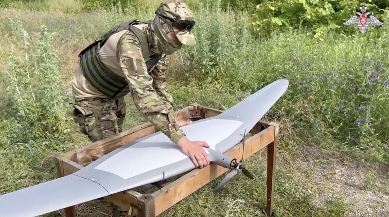 Tentara Rusia melakukan uji coba senjata baru yakni Albatross sebuah drone yang dapat di terbangkan dengan jarak jauh. Tentara Rusia melakukan uji coba senjata baru yakni Albatross sebuah drone yang dapat di terbangkan dengan jarak jauh. (Tangkapan Layar Video Kementerian Pertahanan Rusia)