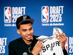 Rayakan Halloween, Pebasket Victor Wembanyama Jadi Slenderman