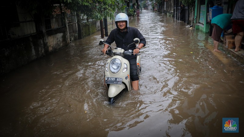 Warga melintas saat terjadi banjir pada pemukiman warga di kawasan Petogogan, Jakarta Selatan, Jumat (7/7/2023). (CNBC Indonesia/Faisal Rahman) Warga melintas saat terjadi banjir pada pemukiman warga di kawasan Petogogan, Jakarta Selatan, Jumat (7/7/2023). (CNBC Indonesia/Faisal Rahman)