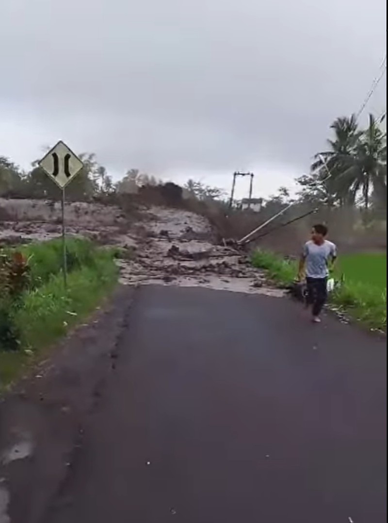 Banjir Lahar Dingin Semeru Terjang 3 Jembatan di Lumajang hingga Putus. (Tangkapan Layar Instagram/Tanggap Bencana DDJatim) Banjir Lahar Dingin Semeru Terjang 3 Jembatan di Lumajang hingga Putus. (Tangkapan Layar Instagram/Tanggap Bencana DDJatim)