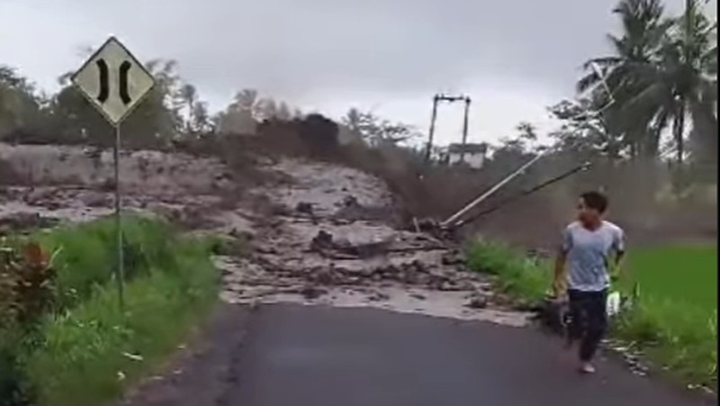 Banjir Lahar Dingin Semeru Terjang 3 Jembatan di Lumajang hingga Putus. (Tangkapan Layar Instagram/Tanggap Bencana DDJatim)